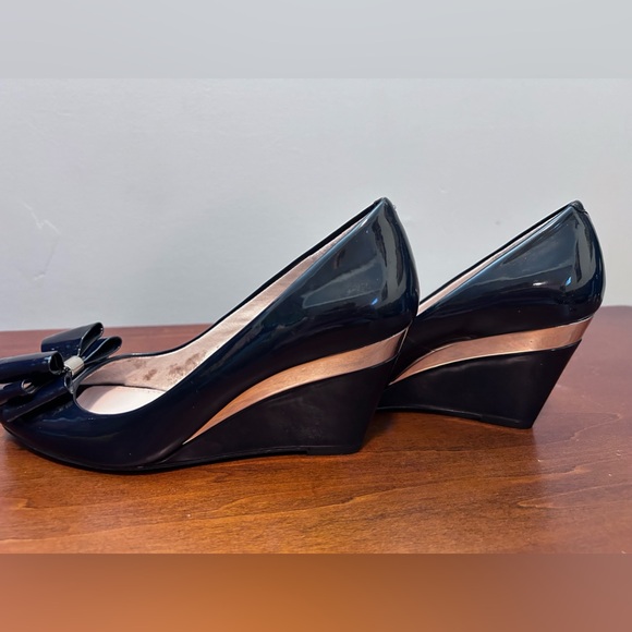 Vince Camuto Varro black patent peep toe wedge with bow 7 M - Picture 2 of 14
